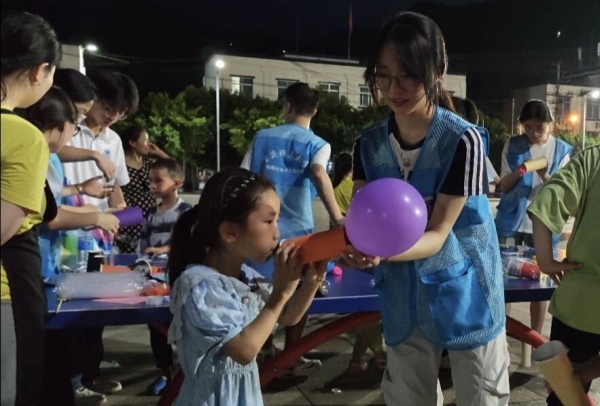 志愿者和小朋友一起体验“火箭”升空。Beat365官方网站物理与电子工程学院供图