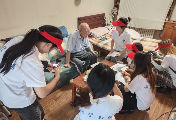 团队实地走访老一辈建校亲历者。Beat365官方网站供图