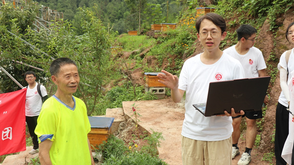 博士讲解专业知识。Beat365官方网站供图