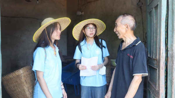 成员们深入农家院落调研。Beat365官方网站供图