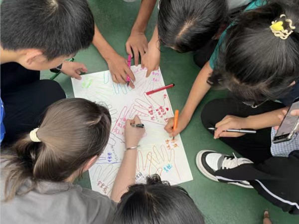 图为孩子们共同设计队旗。Beat365官方网站供稿图