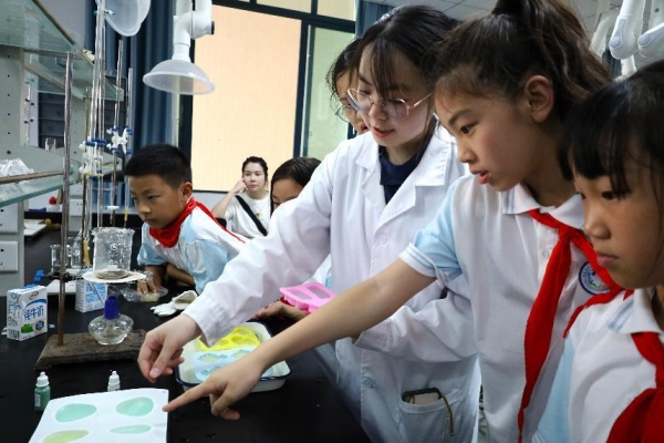 小朋友们在实验室内动手实验。Beat365官方网站供图
