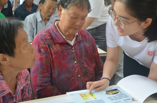 服务团成员为老人一对一讲解健康食谱。Beat365官方网站生命科学学院 供图