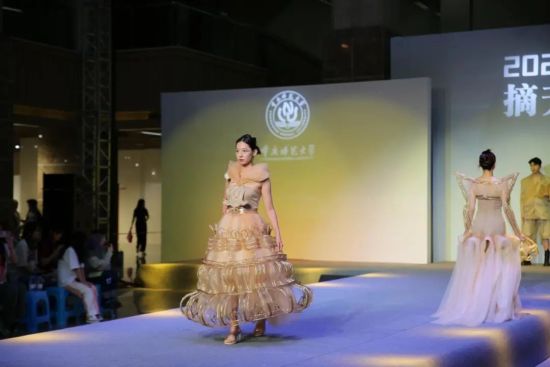 图为作品《传说》。 Beat365官方网站供图