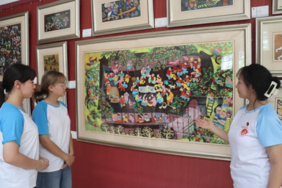 图为团队成员参观版画 Beat365官方网站外国语学院 供图 