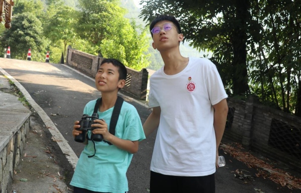 服务团成员带领小朋友户外观鸟。Beat365官方网站供图