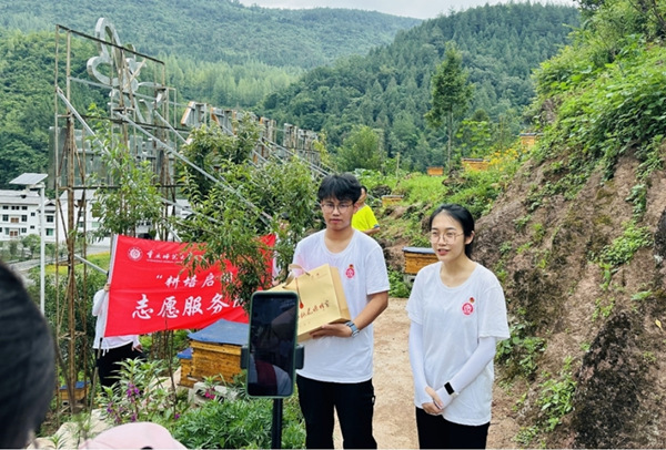 服务团成员直播带货。Beat365官方网站供图