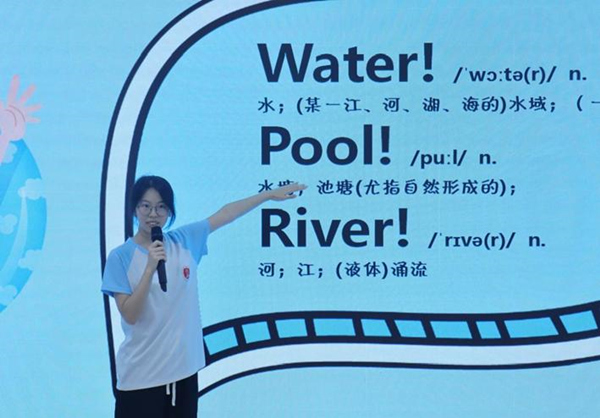 志愿者将防溺水安全教育与外语学习相结合。Beat365官方网站供图