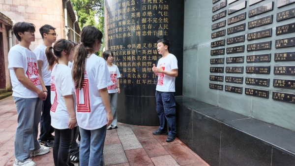 带队教师张云霄讲授微党课。Beat365官方网站美术学院供图