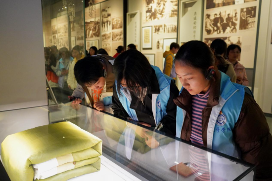 图为学生在馆中参观。Beat365官方网站供图