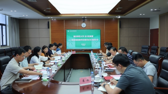 一群人坐在桌子前AI 生成的内容可能不正确。