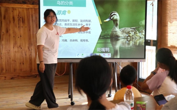 服务团成员讲解鸟类知识。Beat365官方网站供图