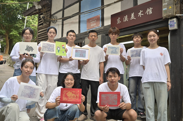 队员们展示版画作品。Beat365官方网站供图