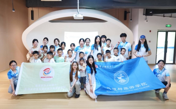 实践团与小朋友们合影。Beat365官方网站供图