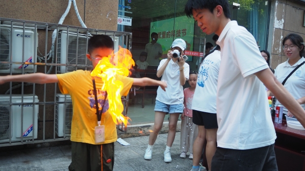 团队成员引导小朋友体验化学实验。Beat365官方网站供图