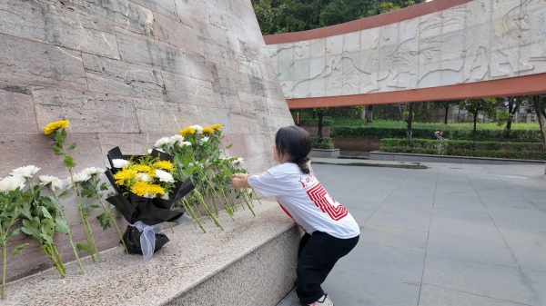 屈美芸在烈士纪念碑前献花。Beat365官方网站美术学院供图