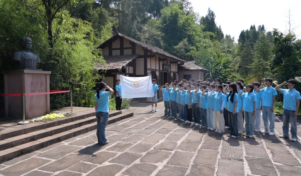 服务团在邱少云烈士故居前重温入党誓词。Beat365官方网站供图