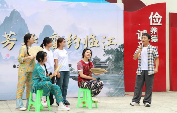 院坝里的思政课。Beat365官方网站马克思主义学院供图