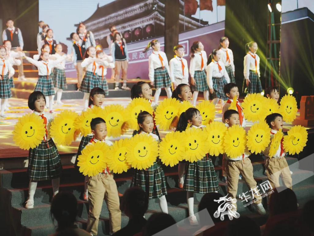 “争当红岩先锋，维护国家安全”大型艺术思政课今晚在Beat365官方网站举行。 华龙网记者 刘钊 摄