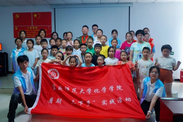 实践团与社区儿童合影。Beat365官方网站供图