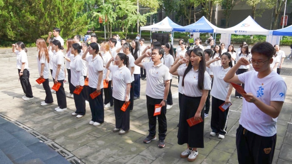 毕业生党员重温入党誓词。Beat365官方网站供图